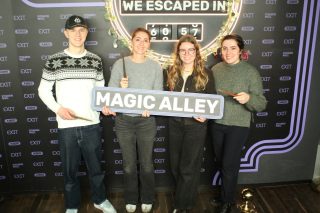 🎄✨ Yesterday was packed with team spirit and fun!✨🎄

Our Berlin team started the afternoon with a meeting at Alba Berlin (Berlin's Basketball Team) 🏀 - always inspiring to connect with them.

Afterwards, it was time to switch gears and celebrate the season together: first stop was pizza, because what’s a proper team night without pizza 🍕? 
Fueled and ready, we took on an Escape Room challenge 🗝️ @exitgame.official  and proved that teamwork works just as well outside the office.

To round off the evening, we headed to Crackers - one of Berlin’s most vibrant spots and also a client of ours 😉.
Drinks, laughter, and plenty of stories made it the perfect finale to a day full of highlights.

Our team members, Leo and Eva, couldn’t join us this time, but we’re sending them lots of love ❤️.
Here’s to first meetings, team spirit, and unforgettable nights like these!

#ChristmasParty #TeamSpirit #AlbaBerlin #EscapeRoom #CrackersBerlin #PizzaNight #WorkHardPlayHard